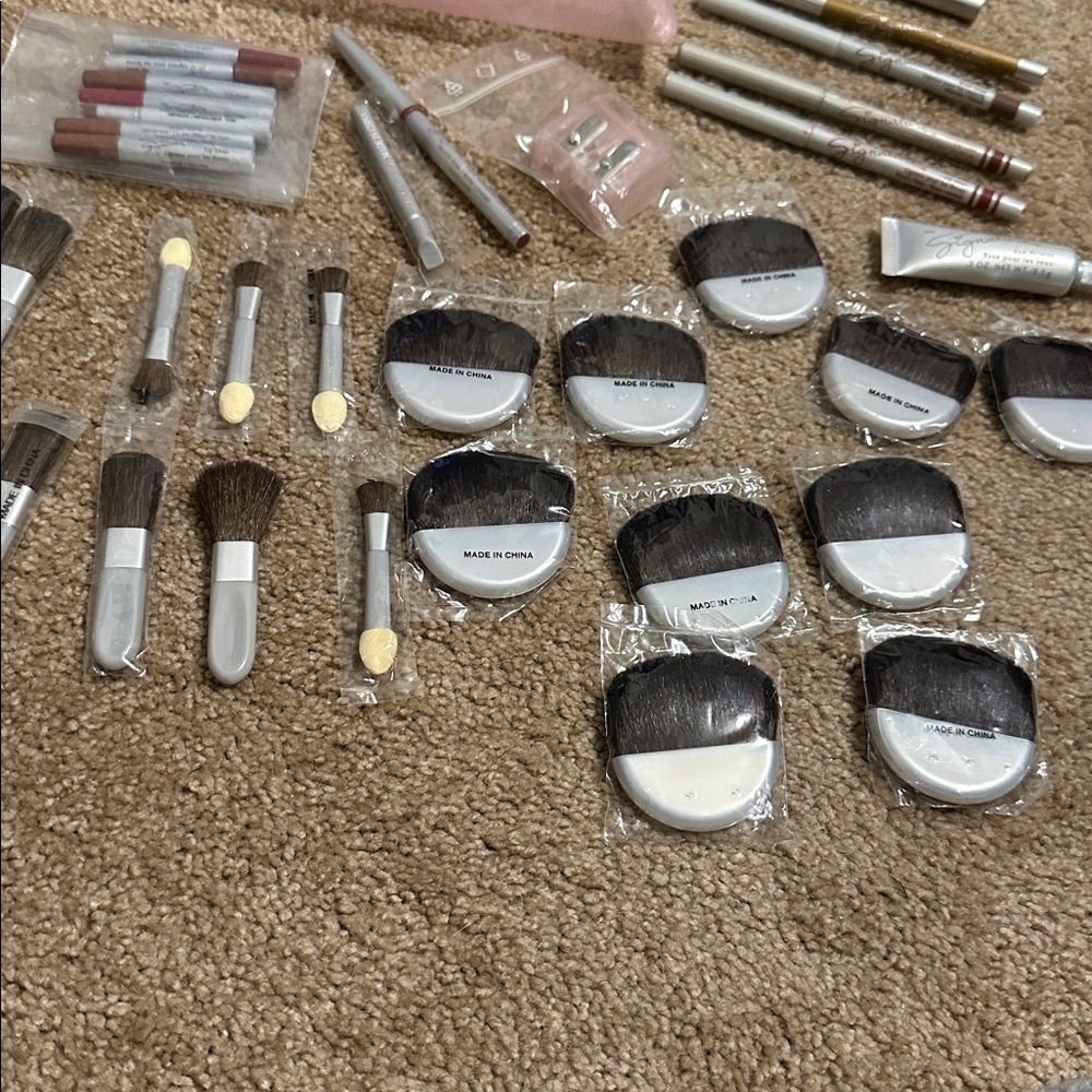 Mary Kay Signature Collection of brushes and liners - Picture 4 of 6